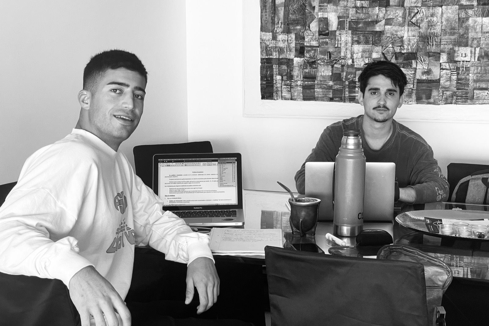 Los dos socios de Aixo trabajando en la oficina